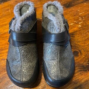 Jambu Women’s 7.5M Gray Faux Fur Lined Clogs Buckle Mule Memory Foam